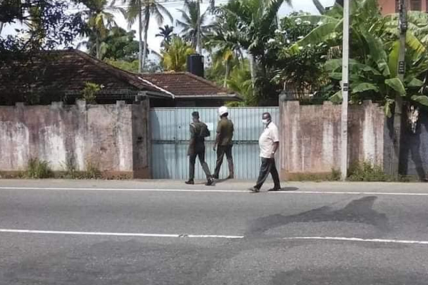 தனியாக வசித்து வந்த பெண்ணொருவர் வீட்டில் இருந்து சடலமாக மீட்பு! | Corpse From The Home Of A Person Who Lived Alone