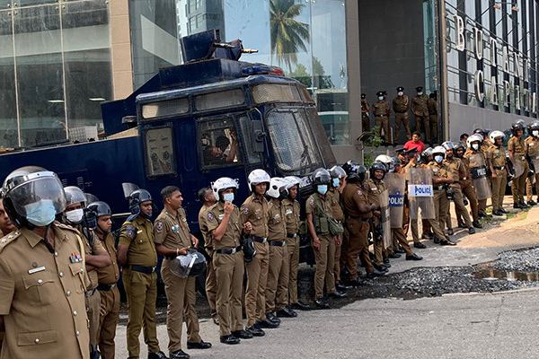 பரபரப்பாகும் கொழும்பு; குவிக்கப்பட்டுள்ள பொலிஸார்!(Photos) | Police In Colombo