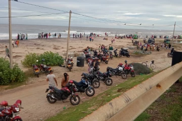 காலநிலை சீற்றத்திற்கு நடுவில் புதினம் பார்க்க வந்த தமிழர் பகுதி மக்கள்