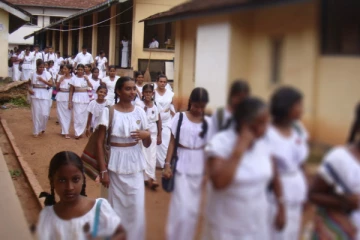 සියලුම දරුවන් දහම් පාසල් යැවීම අනිවාර්ය කරයි..