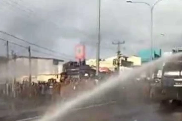 කැලණිය උණුසුම් වෙයි - පොලීසියෙන් කදුළු ගෑස් ප්‍රහාර..(VIDEO)