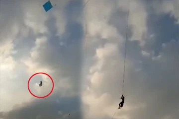 யாழில் கயிற்றின் மூலம் வானத்தை நோக்கி சென்ற இளைஞனால் பரபரப்பு