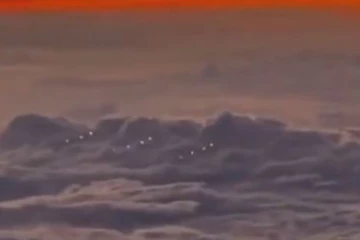 திடீரென்று வானில் பறந்த மர்ம பொருள்.... பரபரப்பை ஏற்படுத்திய காட்சி!