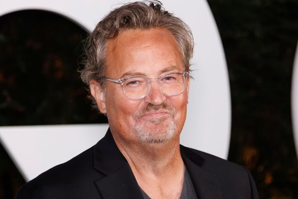 Friends வெப் தொடரில் நடித்த நடிகர் காலமானார்.. அதிர்ச்சியில் ரசிகர்கள் | Friends Actor Mathew Perry Died