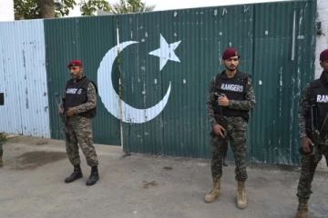 லாகூர் விமான நிலையம் அருகே தாக்குதல்; அச்சத்தில் பாகிஸ்தான் மக்கள்