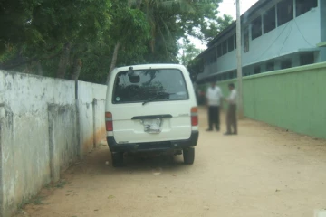 சந்தேகத்திற்கு இடமாக சுற்றித் திரியும் வாகனங்கள்! பாடசாலையில் தீவிர விசாரணை