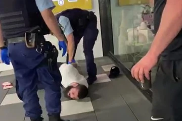 ஆஸ்திரேலியாவில் பொலிஸாரின் செயலுக்கு பொதுமக்கள் கடும் எதிர்ப்பு!