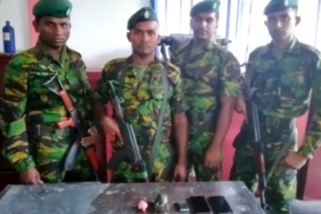 STF විශේෂ මෙහෙයුමකින් අතබෝම්බ සමග පුද්ගලයෙක් කොටුවෙයි.(VIDEO)