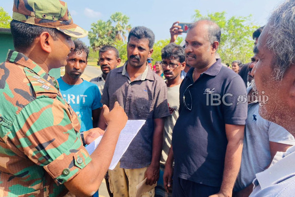 இராணுவ முகாமை அகற்ற வேண்டாம் - யாழ்ப்பாணத்தில் ஆர்ப்பாட்டம் (படங்கள்) | Protest Against For Army Camp Removal Today