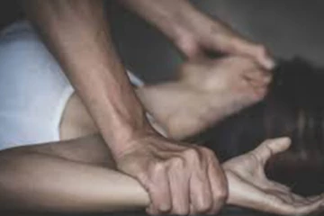 දෙඅත් ගැටගසා තම 19 හැවිරිදි දියණිය සිහිසුන් වනතුරු දූෂණයට ලක්කළ නරුම පියා..