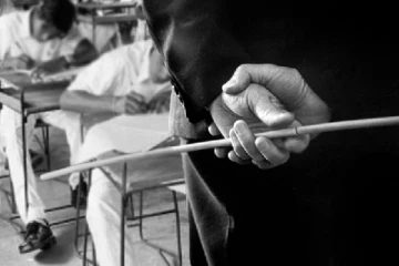 மாணவர்களுக்கு அதிபர் வழங்கிய மோசமான தண்டனை