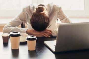 மதிய உணவிற்கு பின்பு தூக்கம் வருவது ஏன்? காரணத்தை தெரிஞ்சிக்கோங்க