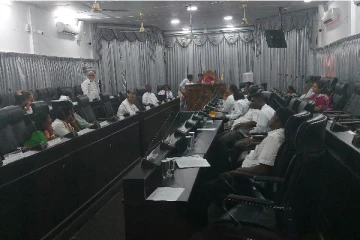யாழ். மாநகர சபையில் அமளி துமளி - உறுப்பினர் ஒருவர் வெளியேற்றம்