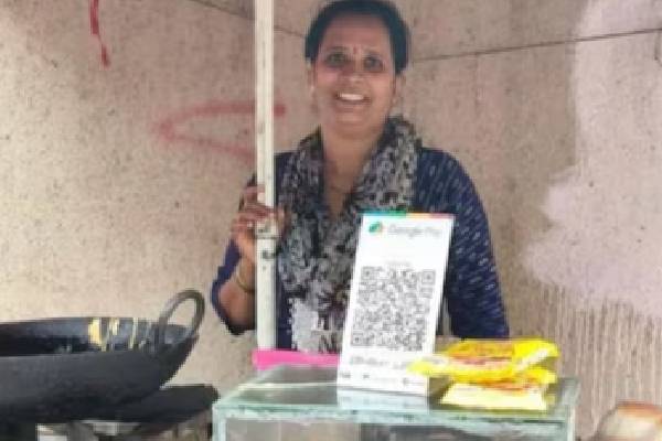 5 மொழிகளில் சரளமாக பேசி வடை பாவ் விற்கும் துணிச்சலான பெண்.., யார் இவர்? | Woman Who Speaks 5 Languages And Sells Vada Pav