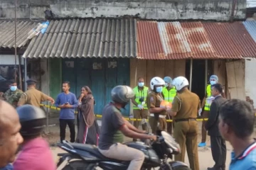 அம்பாறை சிகை அலங்கார நிலையத்தில் கிடந்த சடலம்; கொலையா? பொலிஸார் குழப்பம்