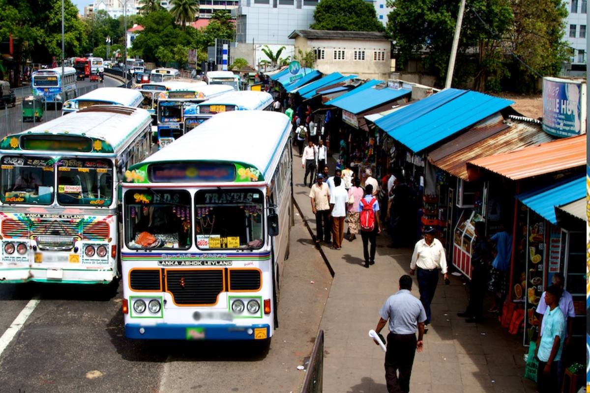 தனியார் துறையினரால் போக்குவரத்து நெரிசலில் சிக்கித் தவித்த பயணிகள் | Passengers Stranded Traffic Caused Private Sector