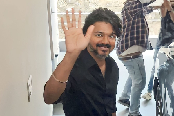 மாற்று திறனாளி ரசிகருக்கு விஜய் செய்த விஷயம்! குவியும் பாராட்டு.. வைரல் போட்டோ | Actor Vijay Lifts Disabled Fan In His Arms