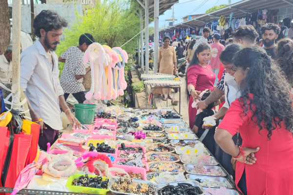 யாழ். நகரத்தில் சன நெரிசல்; புத்தாடை வாங்க முண்டியடித்த மக்கள் | Crowded Jaffna City People Rushing Buy New Clothes