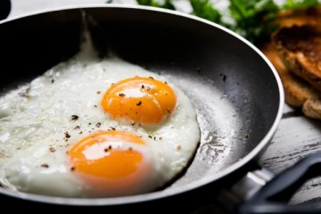 முட்டை சாப்பிட்ட பிறகு தெரியாம கூட இந்த பொருட்களை சாப்பிடாதீங்க... உயிருக்கு ஆபத்து?