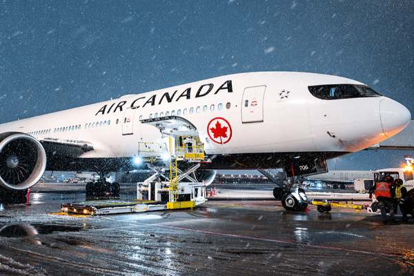 Air Canada cancelling flights, ஏர் கனடா விமான சேவை திடீர் ரத்து: பாதிப்பில் 130,000 பயணிகள்! பணியாளர்களின் கோரிக்கை என்ன?
