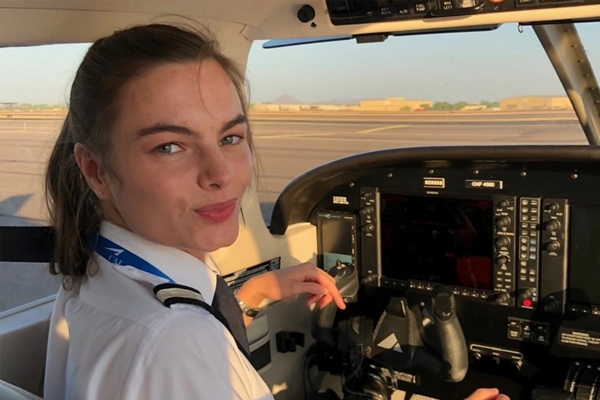 கொசு கடித்து உயிரிழந்த வெளிநாட்டு அழகி! அதிர்ச்சி சம்பவம் | British Female Pilot Dies Of Mosquito Bite