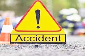 மருத்துவ பணியாளர்களை ஏற்றிச்சென்ற அதி சொகுசு பேருந்து புகையிரதத்தில் மோதி விபத்து