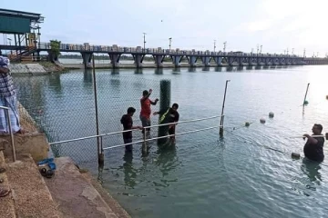 தொண்டமானாறு ஆற்றில் இரும்பு வேலி அமைக்கப்பட்டுள்ளது (Photos)