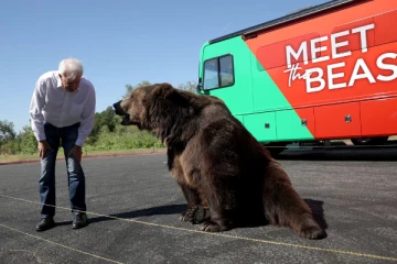 வெளிநாடொன்றில் கரடியுடன் வந்து பிரச்சாரத்தில் ஈடுபட்ட நபரால் ஏற்பட்ட பரபரப்பு!