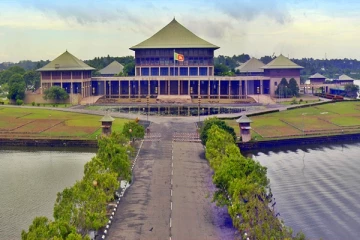 ஊழியர்களுக்கான பதவிகளை குடும்பத்திற்குள் பகிர்ந்துகொள்ளும் நாடாளுமன்ற உறுப்பினர்கள்