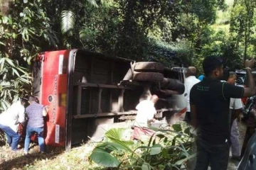 பள்ளத்தில் கவிழ்ந்த பயணிகள் பேருந்து: 4 பேர் கவலைக்கிடமான நிலையில்