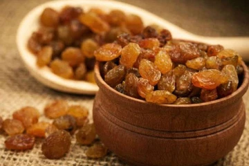 வெறும் வயிற்றில் உலர் திராட்சை சாப்பிடுவதால் கிடைக்கும் அற்புத நன்மைகள் பற்றி தெரியுமா?