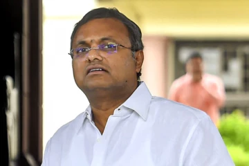 காங்கிரஸ் கூட்டத்தில் அடிதடி - எம்.பி கார்த்திக் சிதம்பரம் முன்னிலையில் தொண்டர்கள் மோதல்