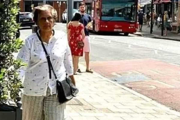 லண்டன் தெருவில் அநாதரவான நிலையில் இலங்கையை ஆட்டிபடைத்த பெண் ஜனாதிபதி ! | Ex President Chandrika On A London Street Longly