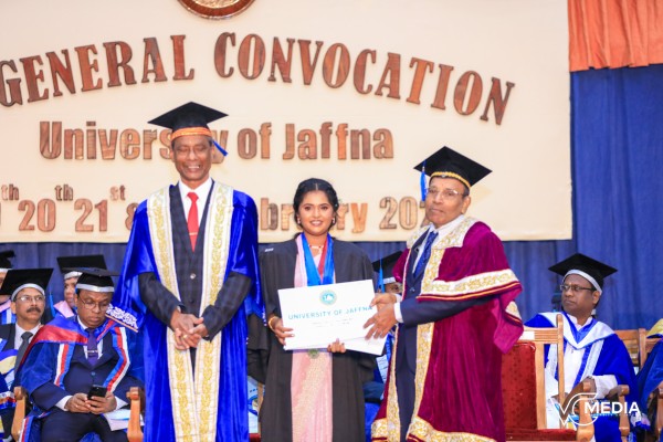 யாழ் பல்கலைக்கழக பட்டமளிப்பு விழா; வணிகத்துறையில் 7 தங்க பதக்கம் வென்ற சாதனைப் பெண் | Jaffna Uni 40Th Convocation 7 Gold Medals Commerce
