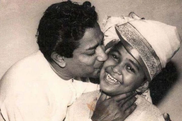 சிவாஜியிடம் முத்தம் வாங்கிய இந்த சிறுவன் யார் தெரியுமா? இப்போ முன்னணி நடிகர்