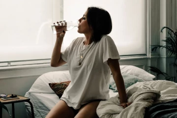 இரவில் படுக்கைக்குச் செல்லும் முன் தண்ணீர் குடிப்பது நல்லதா கெட்டதா?