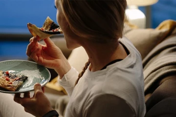 நீங்கள் இரவில் தாமதாமாக சாப்பிடுபவரா? ஜாக்கிரதையாக இருங்க!