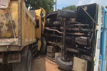 මෙරට බස් රථයක් පෙරළී යයි - 44ක් රෝහල් ගත කෙරේ