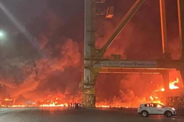 துபாய் துறைமுகத்தில் நிறுத்திவைக்கப்பட்ட   கப்பலில் திடீர் தீ விபத்து