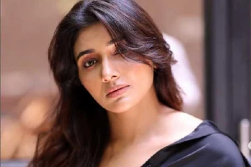 பார்வையால் ரசிகர்களை வசியம் செய்யும் ஜெயிலர் மருமகள் மிர்ணா.. புகைப்படங்கள்..