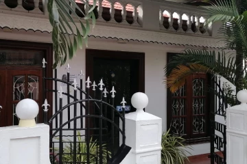 விடுதியிலிருந்து நஞ்சருந்திய நிலையில் மீட்கப்பட்ட யுவதிகள் - குடும்ப பெண்ணின் கணவன் கூறும் விடயம்