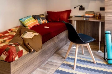 விடுதி அறையில் மர்மமாக இறந்து கிடந்த மாணவன்