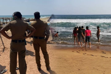 கடலில் மாயமான சிறுவர்கள், பெண் உட்பட நான்கு பேர் - தீவிரமாக தேடும் பொலிஸார்