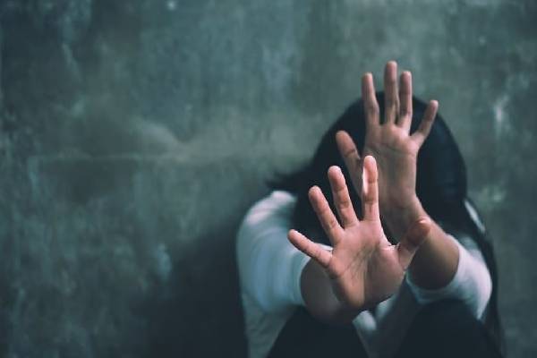 உணவு ஆசை காட்டி கொடூரம் ; 6 வயது சிறுமி மீது கூட்டு பாலியல் வன்கொடுமை | 6 Year Old Girl Gang Raped For Showing Desire Food உணவு ஆசை காட்டி கொடூரம் ; 6 வயது சிறுமி மீது கூட்டு பாலியல் வன்கொடுமை | 6 Year Old Girl Gang Raped For Showing Desire Food