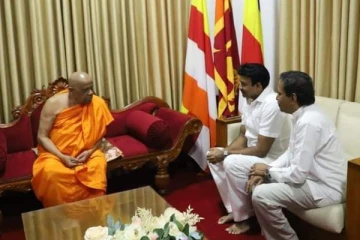 மஹா நாயக்க தேரர்களிடம் ஆசிபெற்ற கிழக்கு மாகாண ஆளுநர்