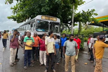 மட்டக்குளி பகுதியிலிருந்து இயங்கும் 145 பேருந்தின் சாரதிகள் பணிப்புறக்கணிப்பு (Video)