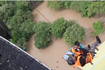 3 நாட்களாக வீட்டு கூரையில் சிக்கிய தமிழ் குடும்பம் ; போராட்டத்தின் பின் மீட்ட விமானப்படை