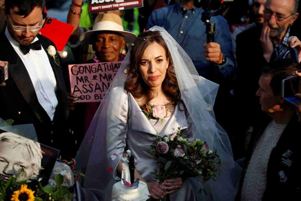 லண்டன் சிறைச்சாலையில் காதலியை கரம் பிடித்த அசாஞ்சே! அழகிய புகைப்படங்கள் | London Prison Julian Assange Married Stella Morris லண்டன் சிறைச்சாலையில் காதலியை கரம் பிடித்த அசாஞ்சே! அழகிய புகைப்படங்கள் | London Prison Julian Assange Married Stella Morris