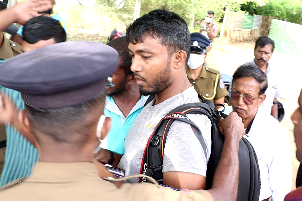 முல்லைத்தீவில் கடற்படை மற்றும் காவல்துறை அடாவடி- ஊடகவியலாளருக்கு அச்சுறுத்தல்! | Sri Lanka Mullaitivu Vadduvakal Journalist Police