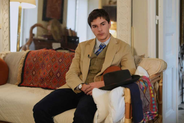 பிரான்ஸ் அருங்காட்சியக கொள்ளை: புகைப்படத்தால் ஒரே நாளில் பிரபலமான இளைஞர் | Fedora Man Louvre Photo Pedro Elias Garzon Delvaux